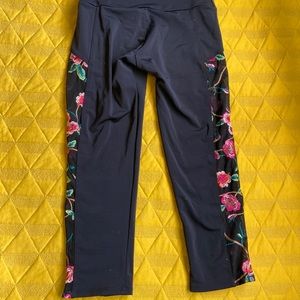 Onzie Cropped Flower Leggings